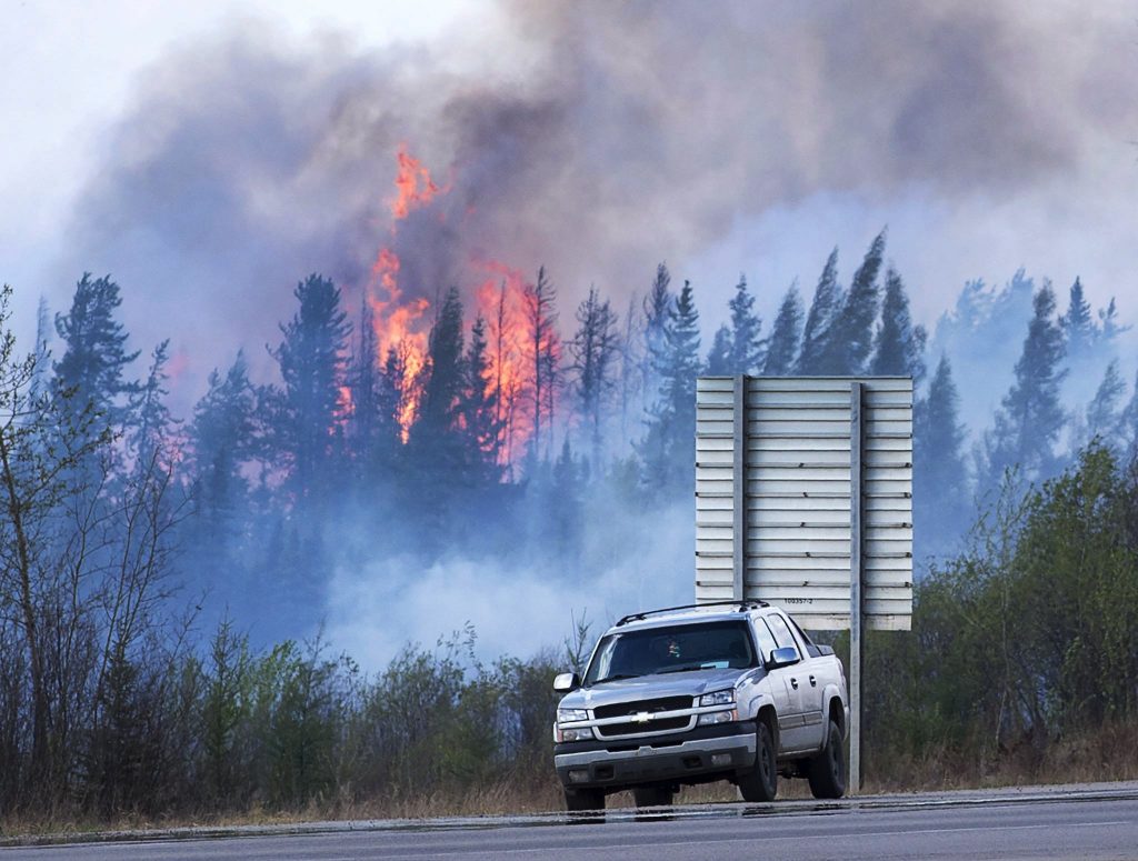 銀行預計加拿大超級山火將拖累第二季經濟增長跌至零。 （圖片來源：美聯社 Associated Press）