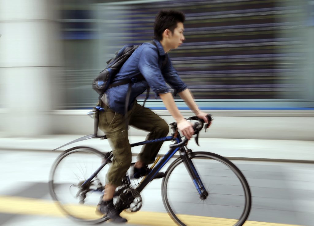 新加坡政府7月起規定發展商須採取措施，確保行人及單車使用者安全。 (圖片來源：美聯社 Associated Press)