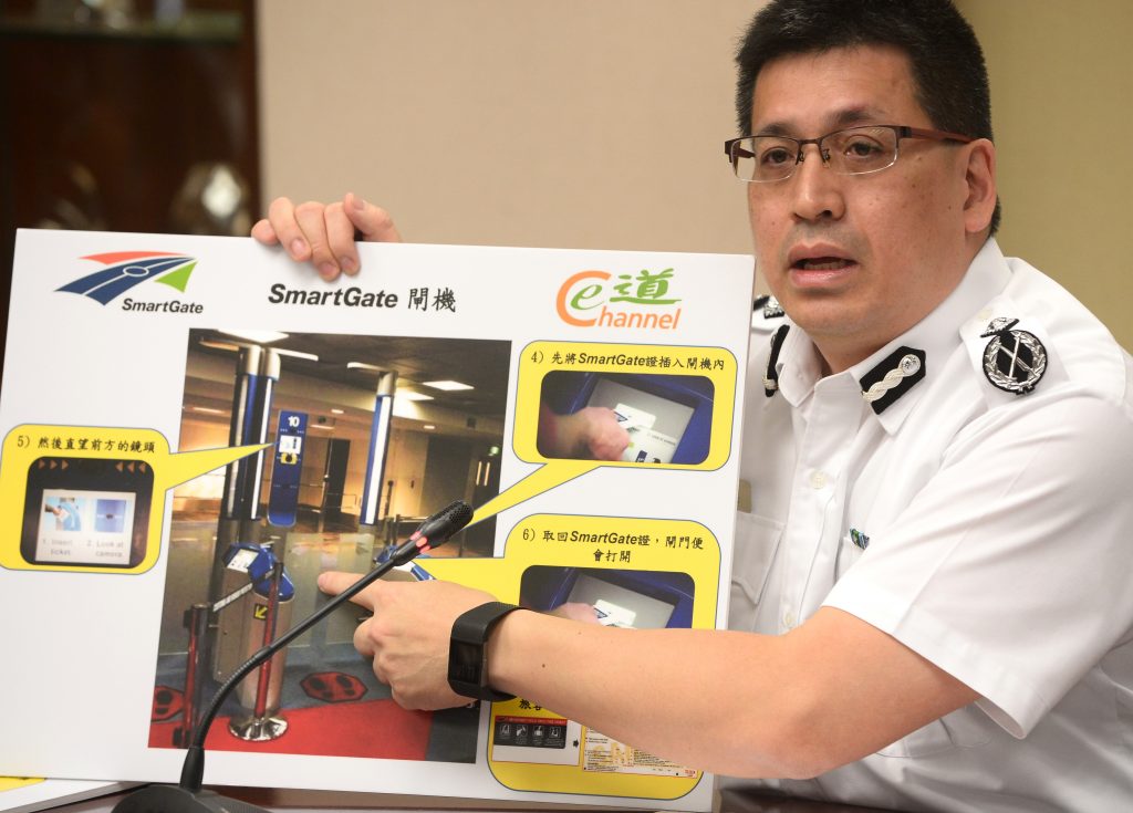 入境事務處助理處長(資訊系統)駱偉民會見記者,講述香港進一步於海外擴展互相使用自助出入境檢查服務事宜。