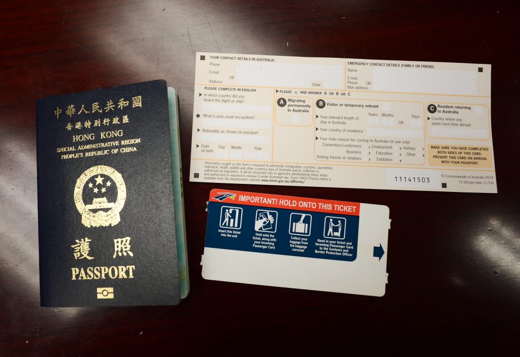入境事務處助理處長（資訊系統）駱偉民會見記者，講述香港進一步於海外擴展互相使用自助出入境檢查服務事宜。