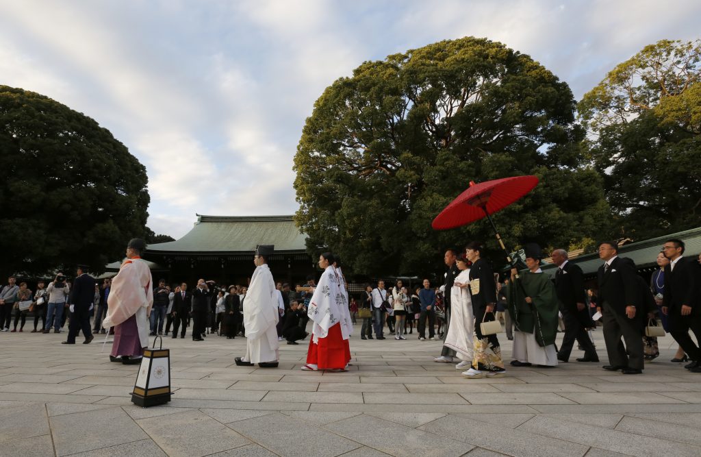 日本政府為鼓勵國民結婚,將推出補助支援低收入新婚夫婦;圖為日本傳統婚禮。 (圖片來源:美聯社 Associated Press)