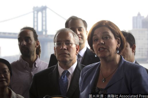 City Council Speaker Christine Quinn, right, is joined by Manhattan Borough President Scott Stringer, center during a joint news conference, Thursday, Aug. 1, 2013 in New York. New York City plans to spend $7 million to transform a little-noticed, trash-strewn beach beneath the Brooklyn Bridge into a recreational destination.The plan would open up public access to the sand and create a new kayak and canoe launch along the East River near the Brooklyn Bridge. (AP Photo/Mary Altaffer)